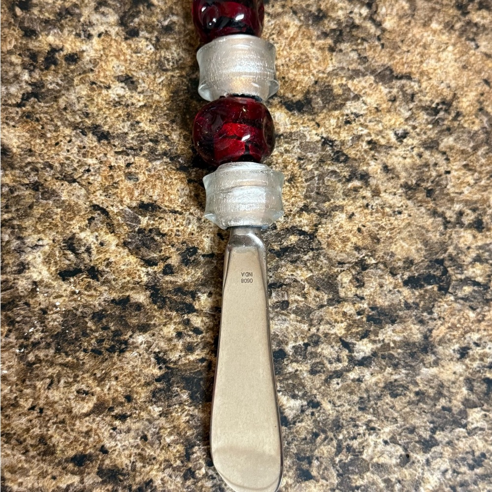 The Pampered‎ Chef Red and Silver Spread Knife